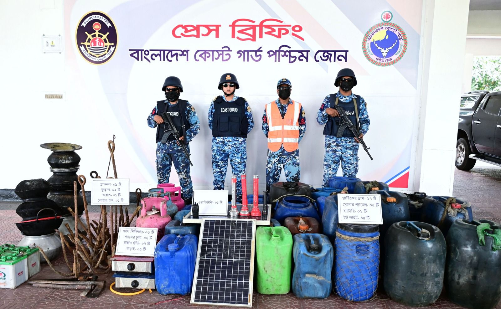 সুন্দরবনের কুখ্যাত ডাকাত ছোট সুমন বাহিনীর আস্তানা ধ্বংস ও মালামাল জব্দ করেছে কোস্ট গার্ড