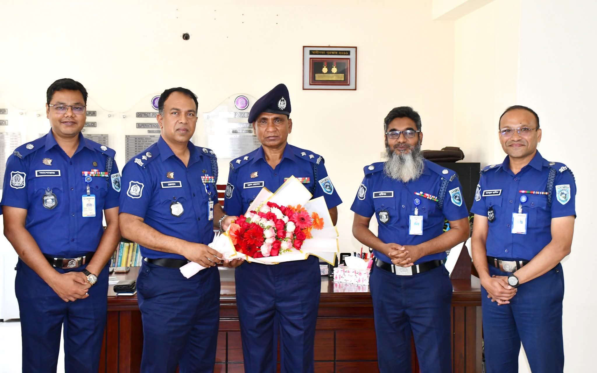 “পুলিশ পরিদর্শক হতে সহকারী পুলিশ সুপার পদে পদোন্নতি পাওয়ায় র‌্যাংক ব্যাজ পরিধান”