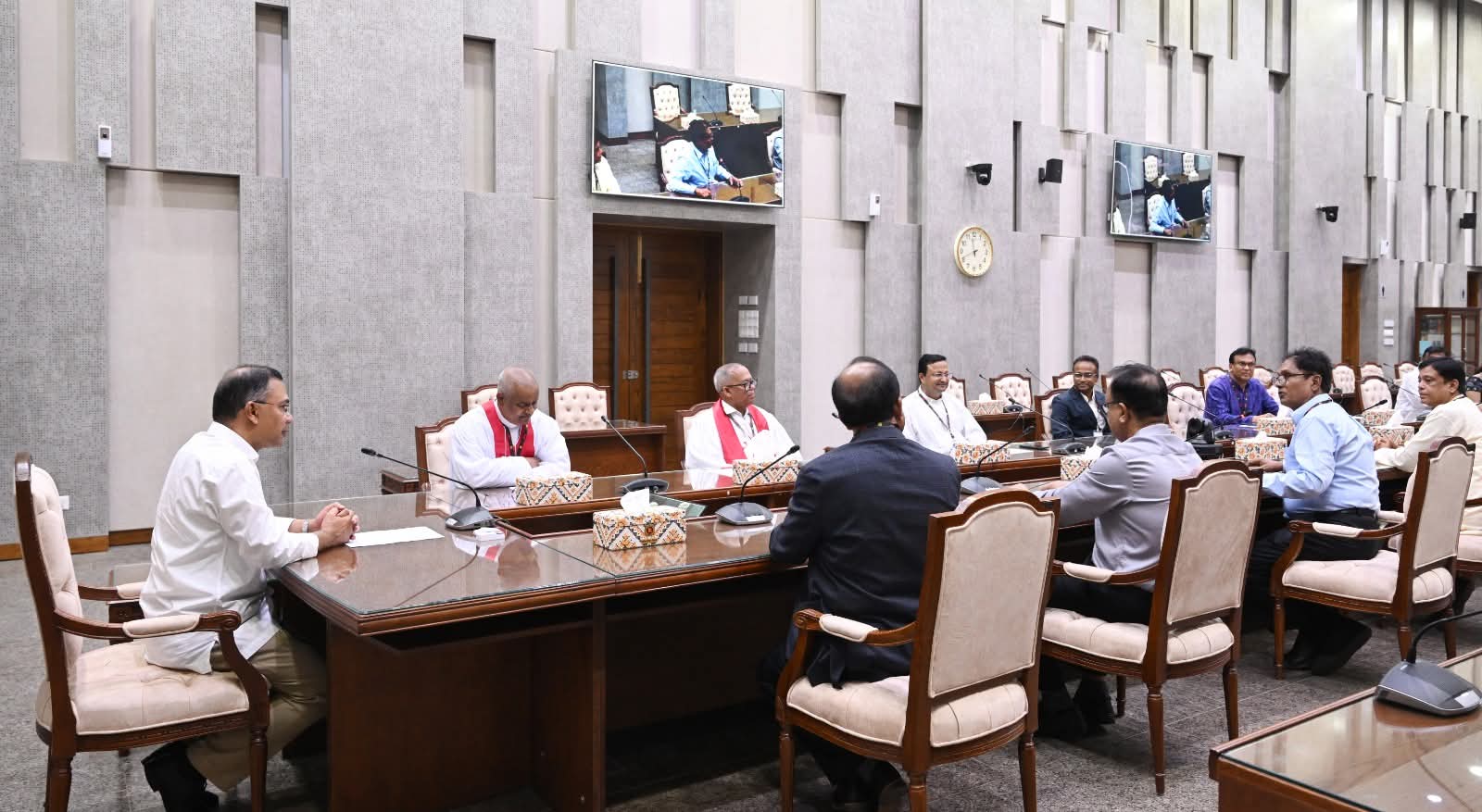 আজ ০৫ এপ্রিল ২০২৬, রবিবার ঢাকায় বাংলাদেশ সচিবালয়ে মাননীয় প্রধানমন্ত্রী তারেক রহমানের সঙ্গে ‘ইস্টার সানডে’ উপলক্ষে প্রোটেস্ট্যান্ট চার্চের নেতৃবৃন্দ শুভেচ্ছা বিনিময় করেন