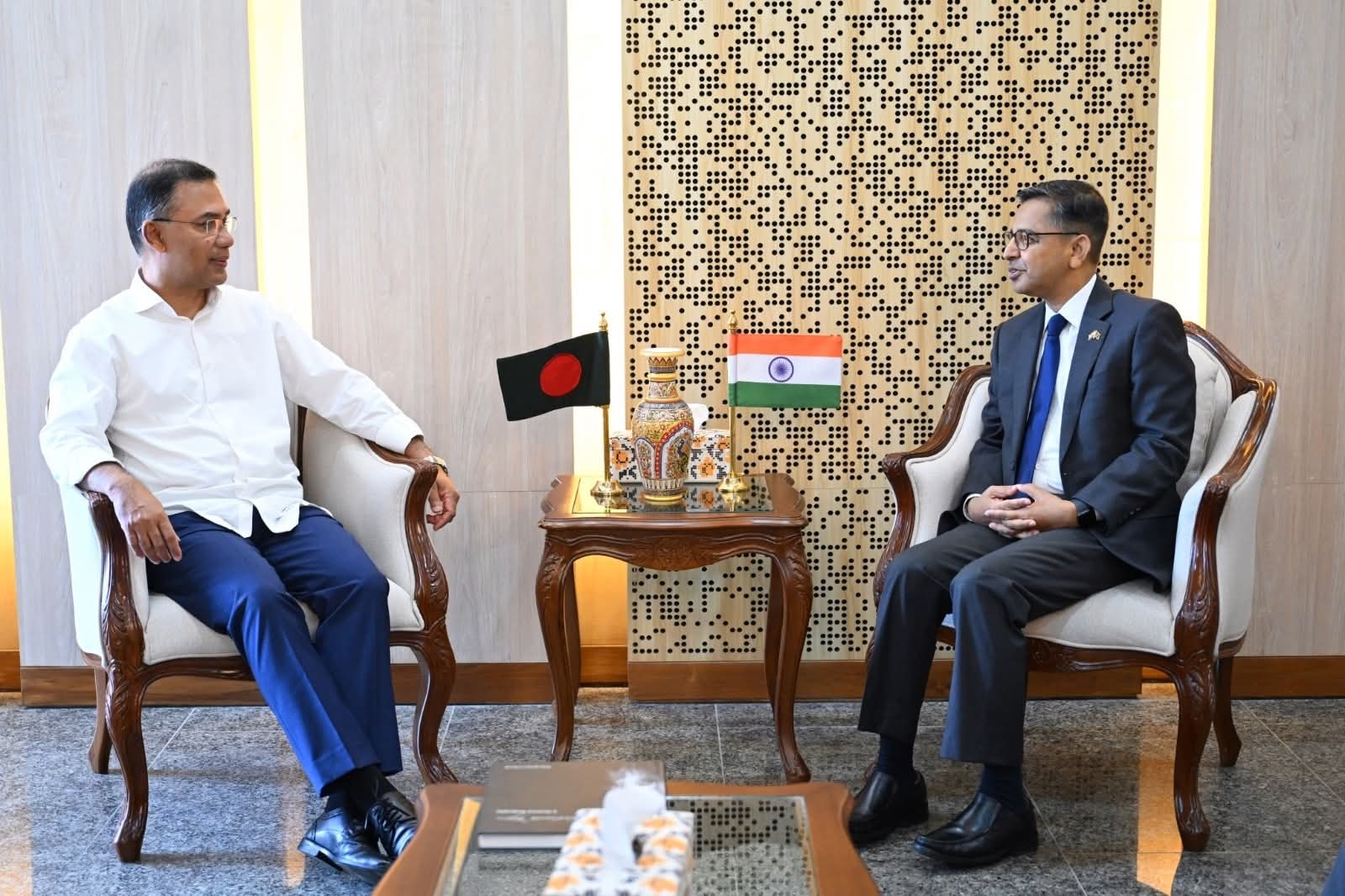 আজ ৬ এপ্রিল ২০২৬, সোমবার বাংলাদেশ সচিবালয়ে মাননীয় প্রধানমন্ত্রী তারেক রহমানের সঙ্গে ঢাকায় নিযুক্ত ভারতীয় হাইকমিশনার প্রণয় ভার্মার সৌজন্য সাক্ষাৎ অনুষ্ঠিত হয়