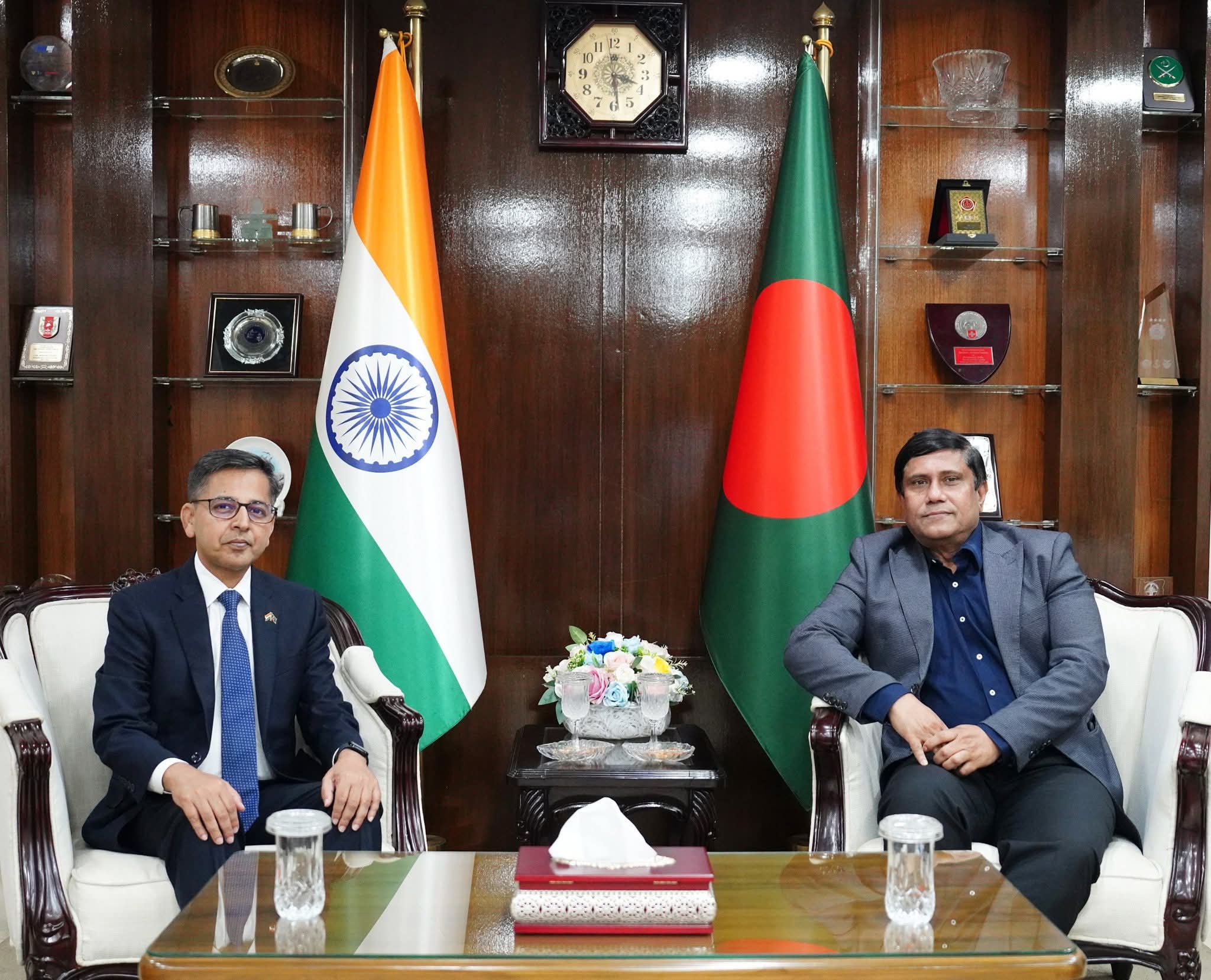 মাননীয় প্রধানমন্ত্রীর প্রতিরক্ষা উপদেষ্টার সঙ্গে ভারতের হাইকমিশনার এর সৌজন্য সাক্ষাৎ