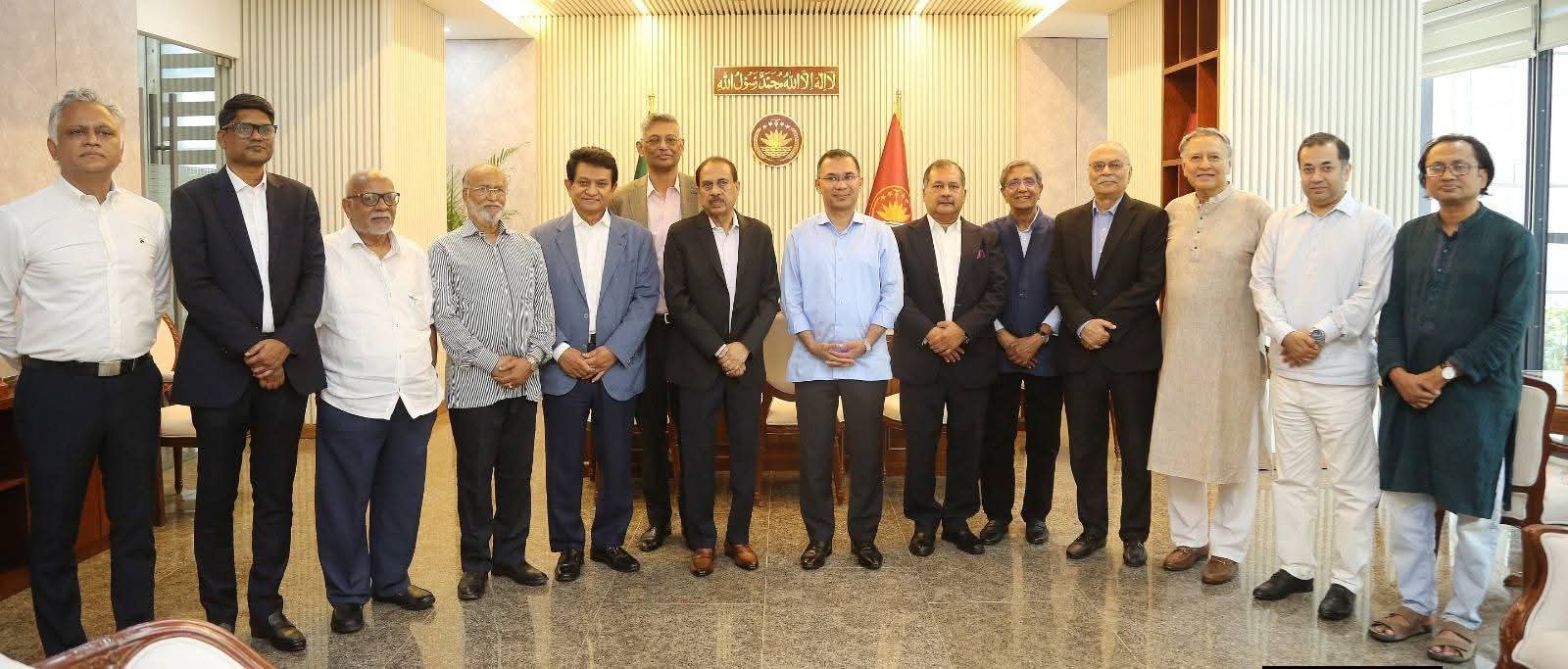 গণপ্রজাতন্ত্রী বাংলাদেশ সরকারের মাননীয় প্রধানমন্ত্রী তারেক রহমানের সঙ্গে বৈঠক করেছেন নিউজপেপার ওনার্স অ্যাসোসিয়েশন অব বাংলাদেশ (নোয়াব)-এর সদস্যরা।আজ মঙ্গলবার (২১ এপ্রিল ২০২৬) বাংলাদেশ সচিবালয়ে মন্ত্রিপরিষদ বিভাগের জনপ্রশাসন সভাকক্ষে এই বৈঠক অনুষ্ঠিত হয়।