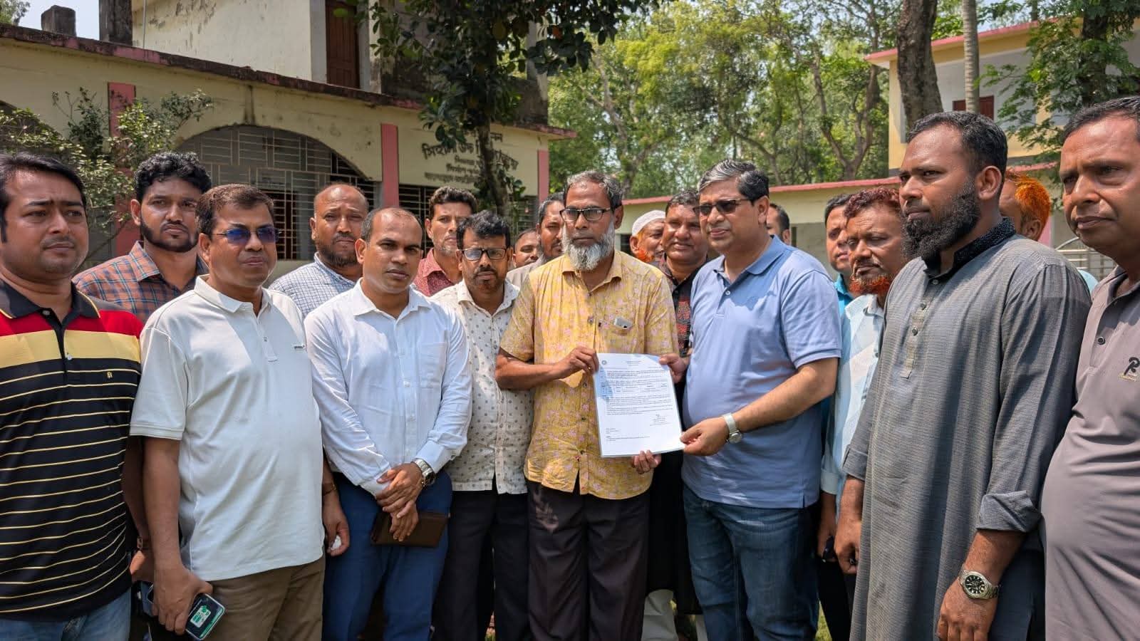 সিহালী উচ্চ বিদ্যালয়ে অপরিচ্ছন্নতা দেখে ক্ষুব্ধ প্রতিমন্ত্রী, প্রধান শিক্ষকের বিরুদ্ধে ব্যবস্হা নেয়ার নির্দেশ