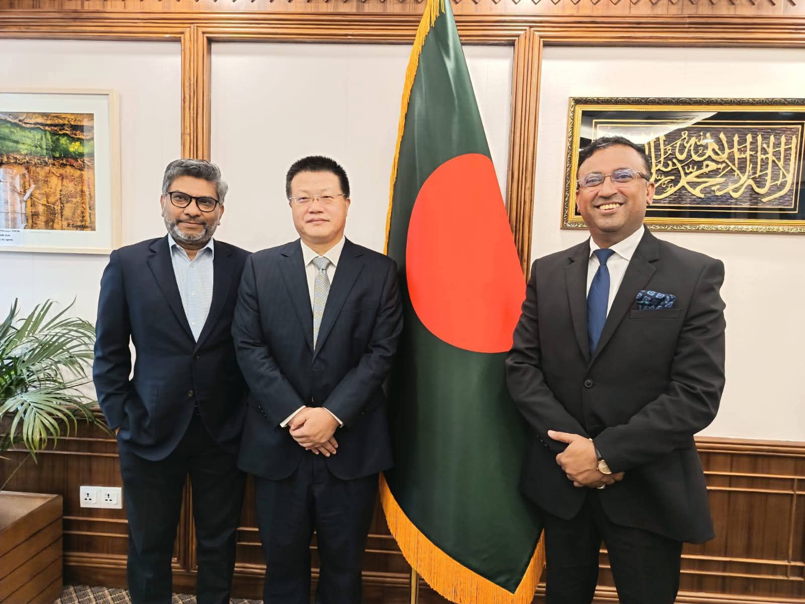 প্রধানমন্ত্রীর পররাষ্ট্র বিষয়ক উপদেষ্টা হুমায়ুন কবিরের সাথে সৌজন্য সাক্ষাৎ করেছেন চীনের রাষ্ট্রদূত ইয়াও ওয়েন