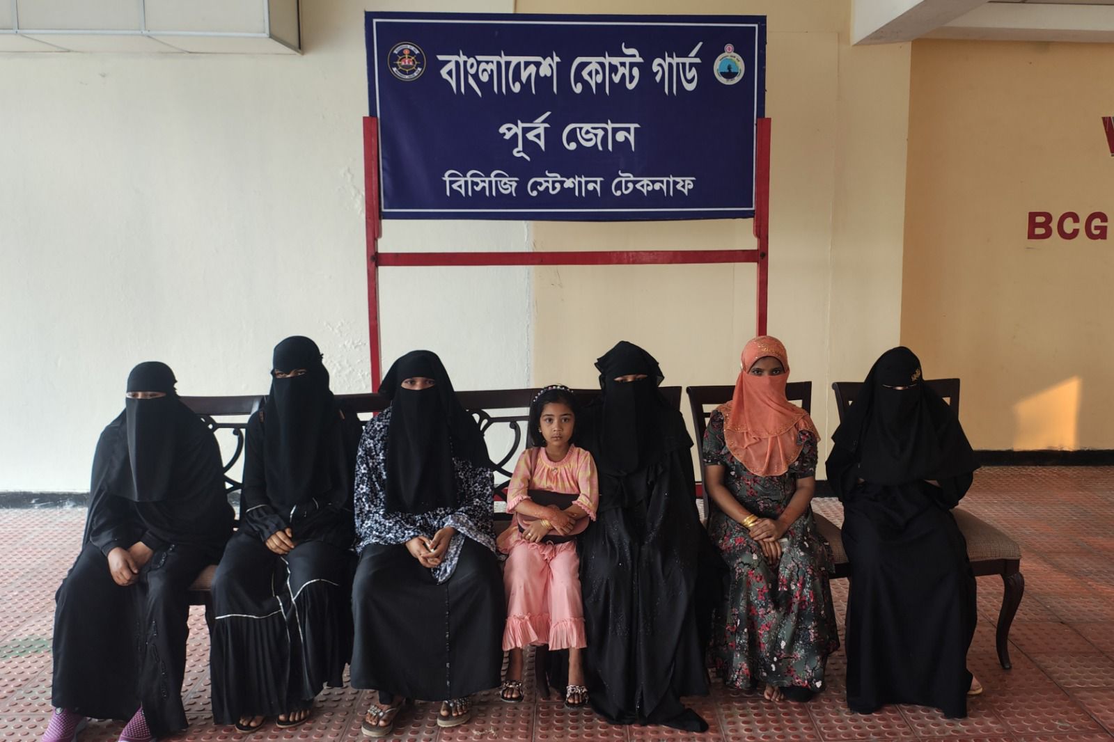 টেকনাফে মালয়েশিয়ায় পাচারের উদ্দেশ্যে বন্দি থাকা নারী ও শিশুসহ ৭ জনকে উদ্ধার করেছে কোস্ট গার্ড।