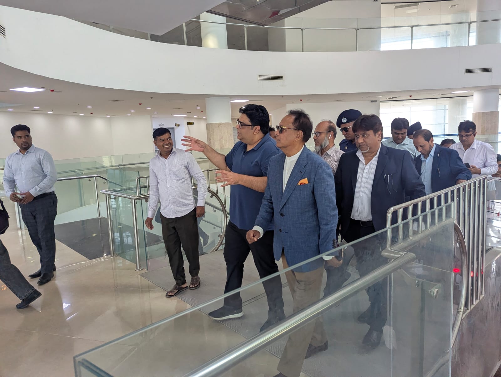 কক্সবাজার বিমানবন্দর ও রেলওয়ে স্টেশনে স্থাপিত ফ্রি ওয়াইফাই সেবা পরিদর্শন করলেন ডাক ও টেলিযোগাযোগ মন্ত্রী