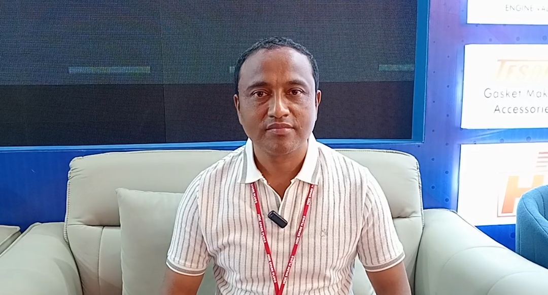 ১৯তম ঢাকা মোটর শো-তে হোসাইন মোটরসের স্টলে দর্শনার্থীদের উপচে পড়া ভিড়
