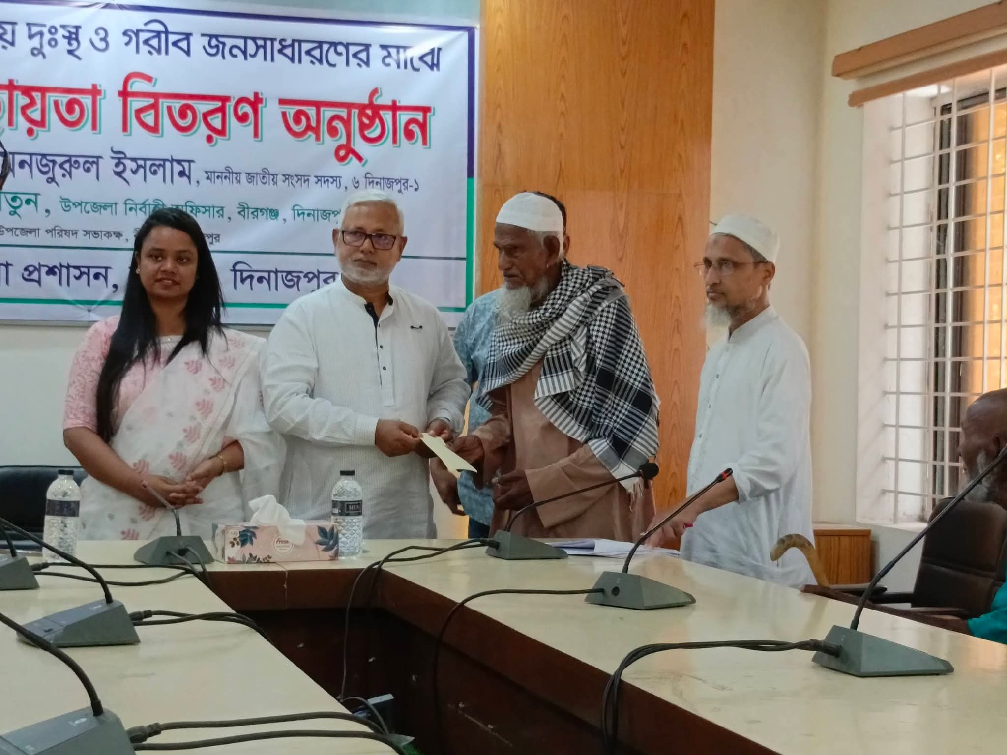 বীরগঞ্জে দুস্থদের মাঝে নগদ অর্থ সহায়তা দিলেন_এমপি মনজুরুল ইসলাম মঞ্জু