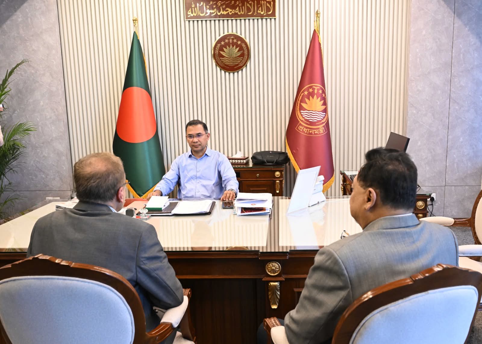 আজ বৃহস্পতিবার (০৭ মে ২০২৬) সকালে বাংলাদেশ সচিবালয়ে মাননীয় প্রধানমন্ত্রী তারেক রহমানের সঙ্গে ট্রান্সপারেন্সি ইন্টারন্যাশনাল বাংলাদেশ (টিআইবি)-এর নির্বাহী পরিচালক ড. ইফতেখারুজ্জামানের সাক্ষাৎ অনুষ্ঠিত হয়।
