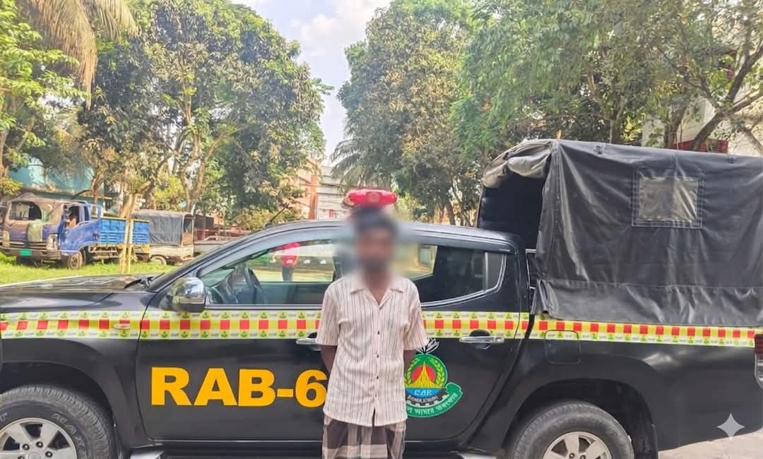 ভূয়া পুলিশ পরিচয়ে অপহরণ পূর্বক চাঁদাবাজি মামলার প্রধান আসামি মোঃ সাব্বির শেখ (২৫)’কে গোপালগঞ্জ জেলার মুকসুদপুর থানা এলাকা হতে গ্রেফতার করেছে র‍্যাব-৩ এবং র‍্যাব-৬ এর যৌথ আভিযানিক দল