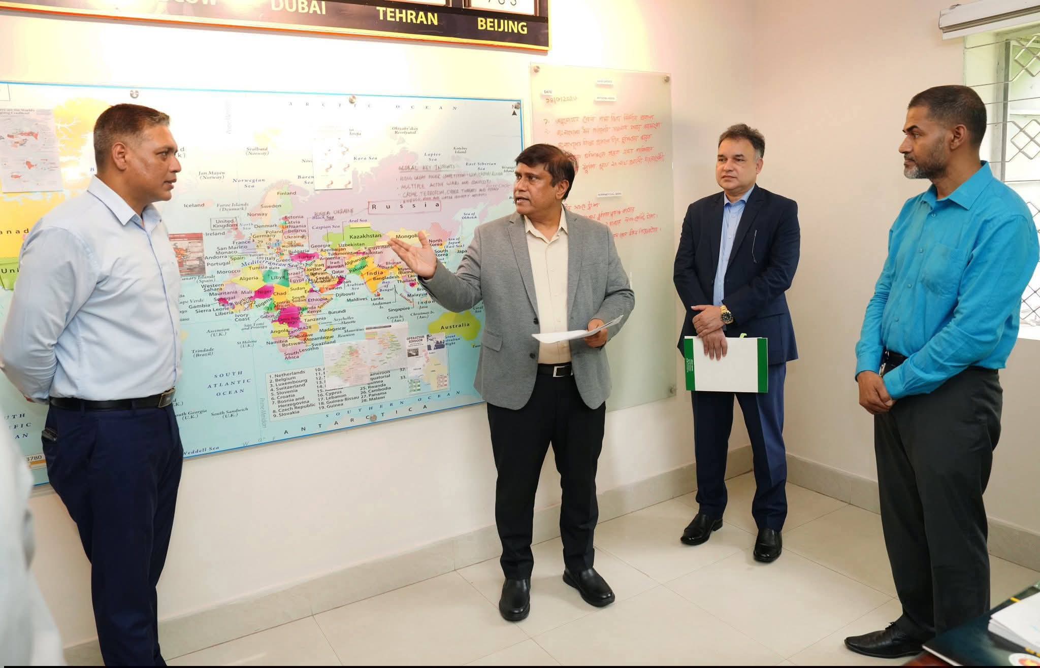 সঠিক তথ্যপ্রবাহ ও জনসম্পৃক্ততার মাধ্যমে সশস্ত্র বাহিনীর ভূমিকা আরও দৃশ্যমান করতে হবে: আইএসপিআর পরিদর্শনে প্রতিরক্ষা উপদেষ্টা