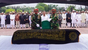 আজ ১৭ মে ২০২৬, রবিবার ঢাকায় জাতীয় সংসদ ভবনের দক্ষিণ প্লাজায় মুন্সিগঞ্জ জেলা বিএনপি’র আহবায়ক ও সাবেক স্বাস্থ্য প্রতিমন্ত্রী মিজানুর রহমান সিনহার নামাজে জানাযায় অংশ নেন মাননীয় প্রধানমন্ত্রী তারেক রহমান