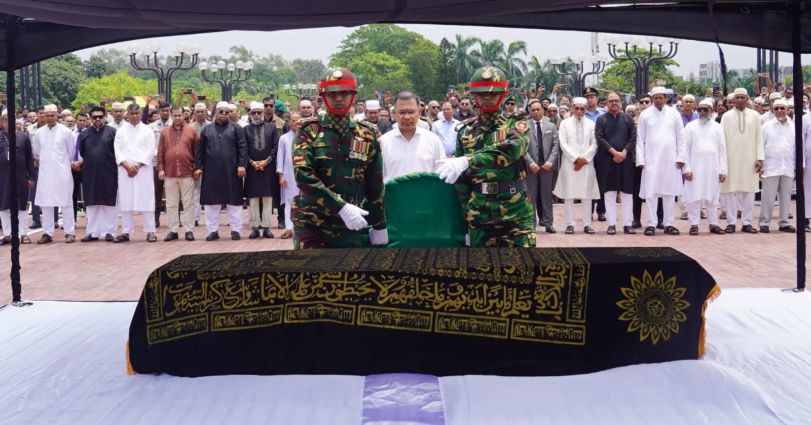আজ ১৭ মে ২০২৬, রবিবার ঢাকায় জাতীয় সংসদ ভবনের দক্ষিণ প্লাজায় মুন্সিগঞ্জ জেলা বিএনপি’র আহবায়ক ও সাবেক স্বাস্থ্য প্রতিমন্ত্রী মিজানুর রহমান সিনহার নামাজে জানাযায় অংশ নেন মাননীয় প্রধানমন্ত্রী তারেক রহমান