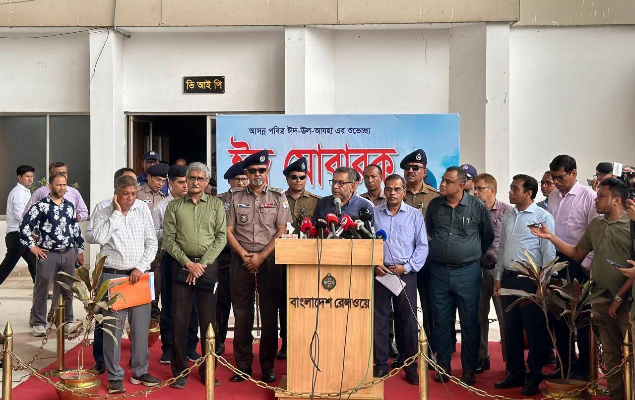 আজ ২৩ মে ২০২৬ তারিখে রেলপথ মন্ত্রণালয়ের সচিব জনাব মো: ফাহিমুল ইসলাম মহোদয়, ঈদ যাত্রা উপলক্ষে কমলাপুর রেলওয়ে স্টেশন পরিদর্শন করেন।এসময় বাংলাদেশ রেলওয়ে এর মহাপরিচালক জনাব মোঃ আফজাল হোসেন এবং অন্যান্য ঊর্ধ্বতন কর্মকর্তাবৃন্দ উপস্থিত ছিলেন