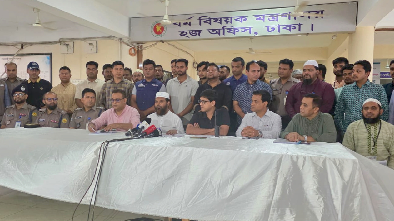 অসুস্থ হজযাত্রীর খোঁজ নিতে রাতে কুর্মিটোলা হাসপাতালে ধর্মমন্ত্রী কায়কোবাদ