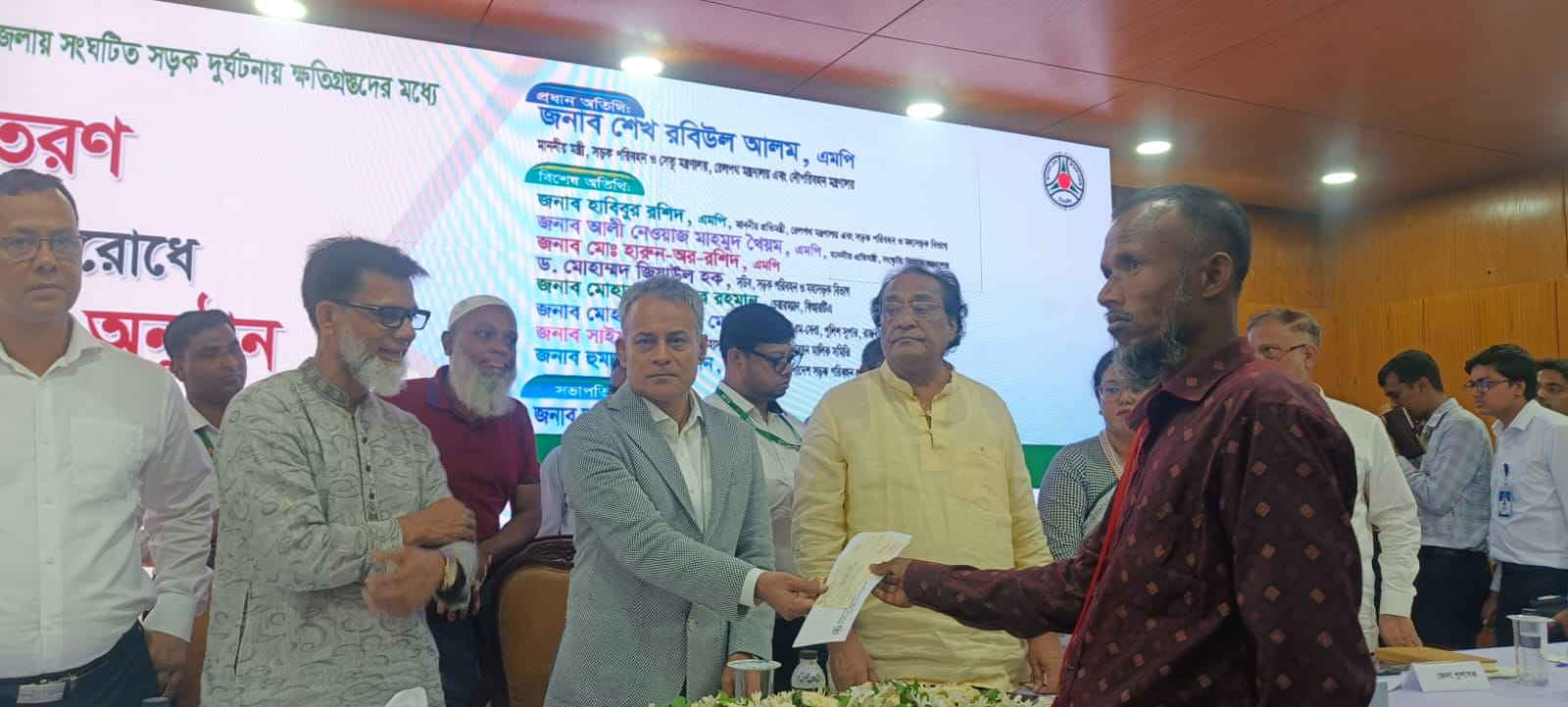 সড়ক নিরাপত্তায় সরকার দৃঢ় প্রতিজ্ঞ, ক্ষতিগ্রস্ত পরিবারের পাশে মানবিক সহায়তা