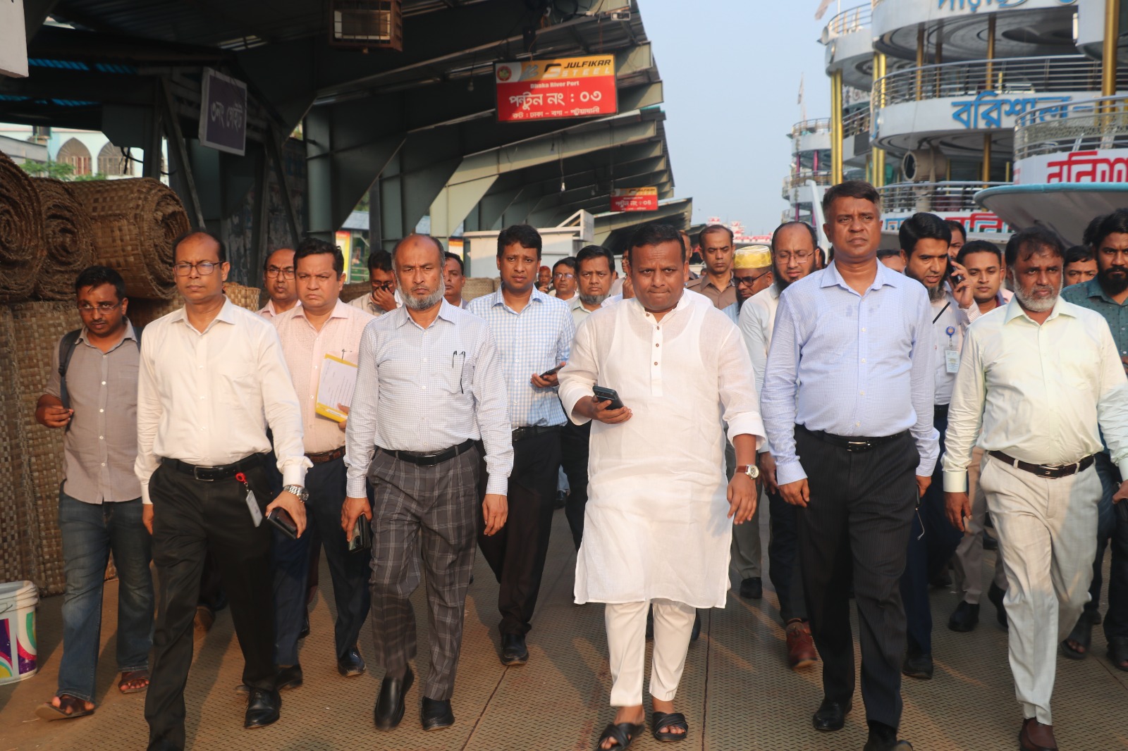 নৌপথে ঈদ যাত্রার প্রস্তুতি দেখতে সদরঘাটে আকস্মিক পরিদর্শনে নৌপরিবহন প্রতিমন্ত্রী