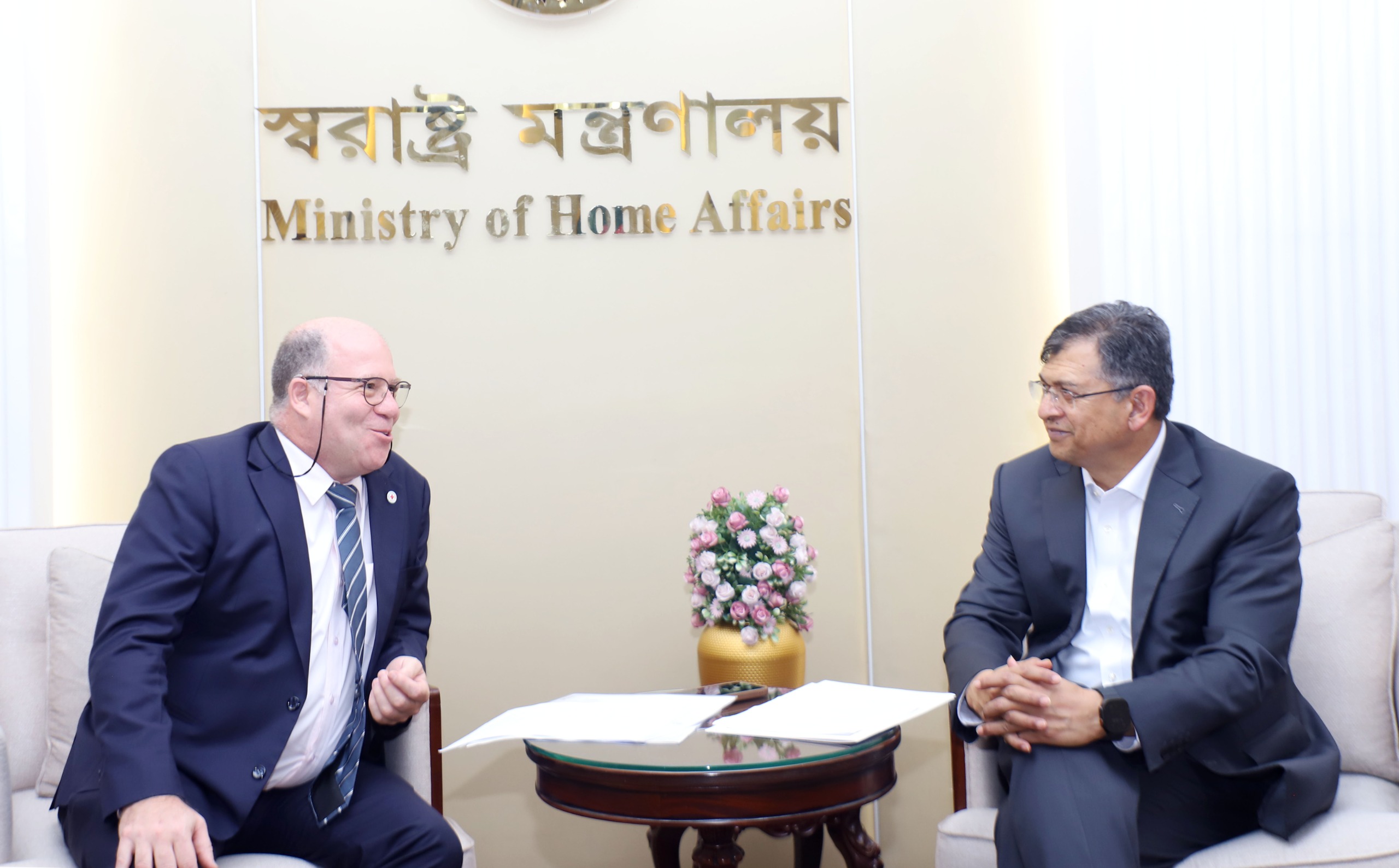 স্বরাষ্ট্রমন্ত্রীর সঙ্গে আইসিআরসি বাংলাদেশ প্রতিনিধিদলের প্রধানের সৌজন্য সাক্ষাৎ