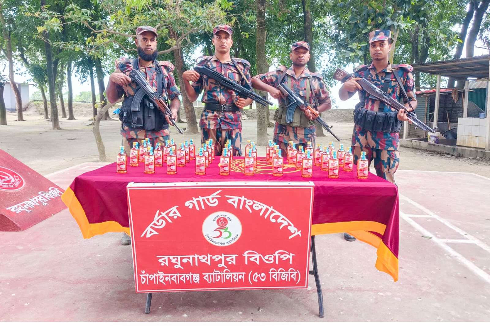 চাঁপাইনবাবগঞ্জ সীমান্তে ৫৯ বিজিবির অভিযান ২৯টি চোরাই মোবাইল জব্দ