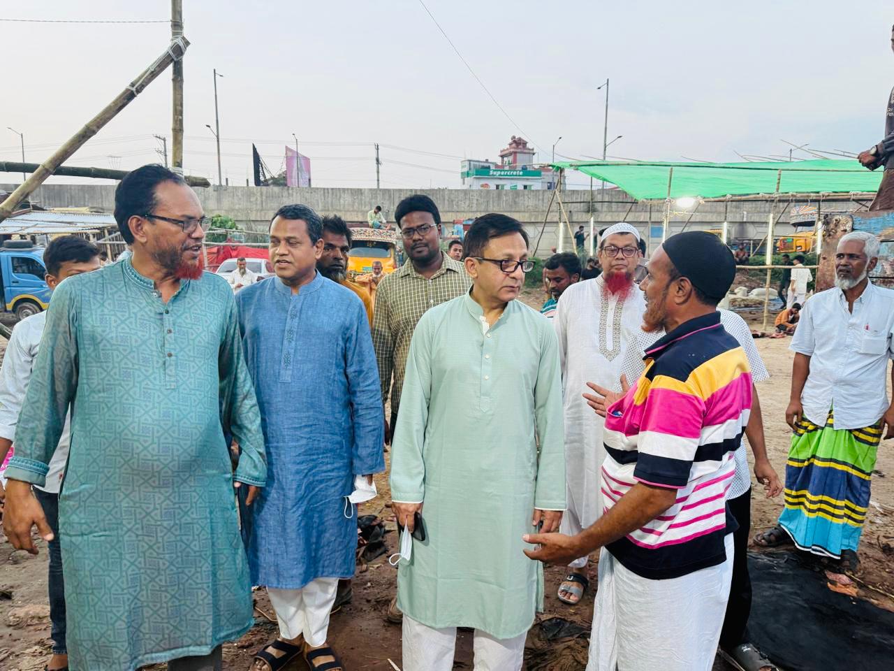 কোরবানির চামড়া ব্যবস্থাপনা দেখতে আমিন বাজারে বাণিজ্যমন্ত্রীর আকস্মিক পরিদর্শন