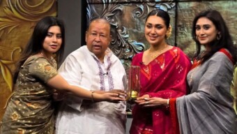 ‘শিল্পীজীবনের সবচেয়ে আবেগঘন প্রাপ্তি’: চ্যানেল আই থেকে সোনার কলস পেয়ে আপ্লুত অপু বিশ্বাস