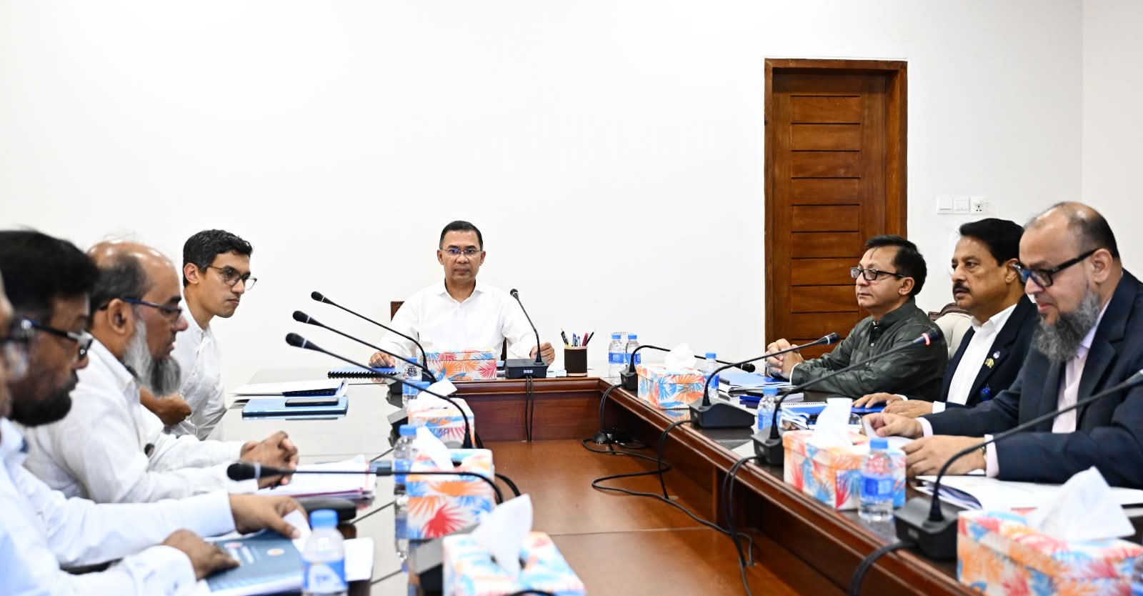 আজ ০৪ জুন ২০২৬, বৃহস্পতিবার সকালে বাংলাদেশ সচিবালয়ে মাননীয় প্রধানমন্ত্রী তারেক রহমানের সভাপতিত্বে শিল্প মন্ত্রণালয়ের আওতাধীন বন্ধ কলকারখানা পুনরায় চালু, উৎপাদন কার্যক্রম সম্প্রসারণ এবং কার্যকর ব্যবস্থাপনা সংক্রান্ত সভা অনুষ্ঠিত হয়
