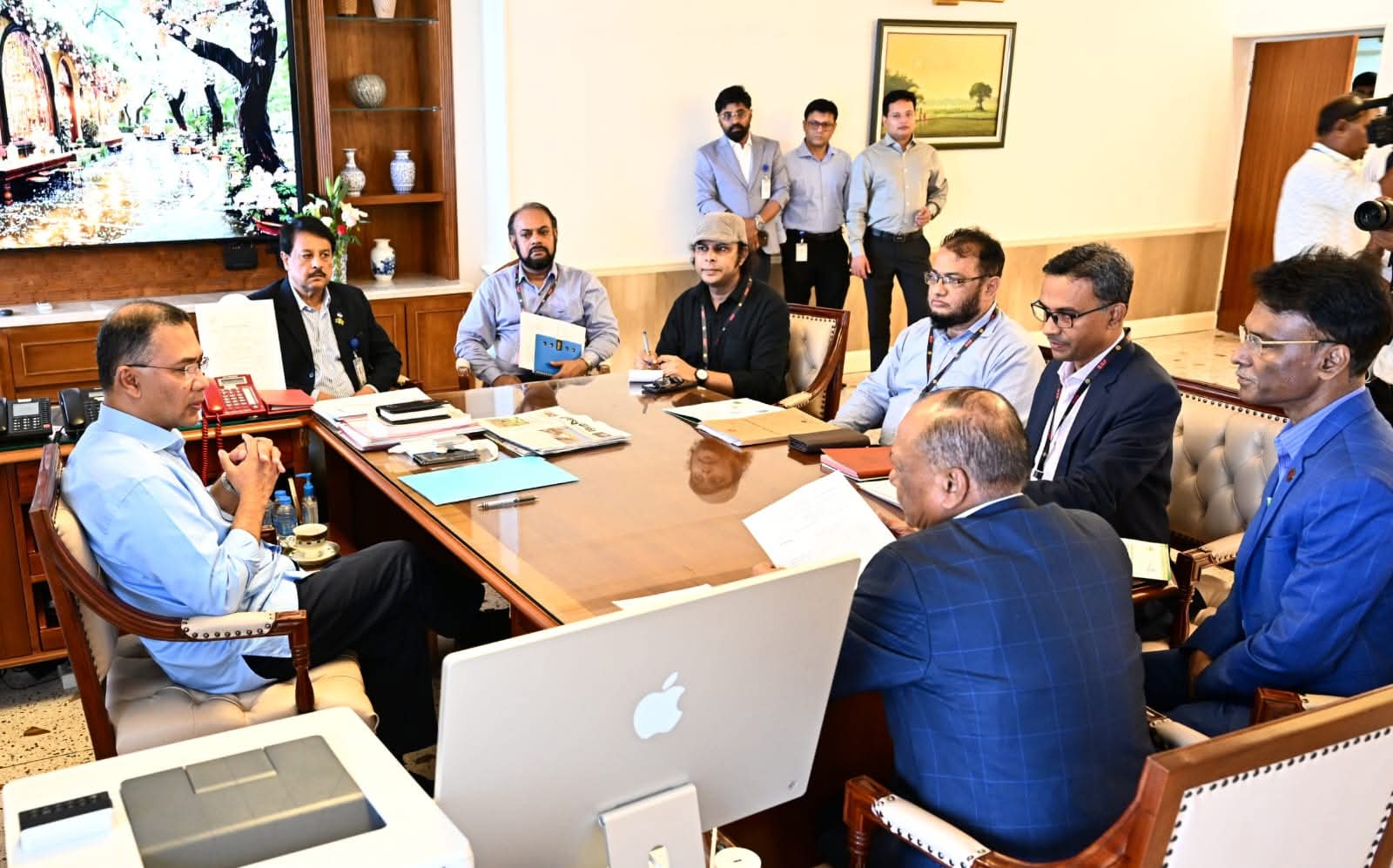 আজ ০৬ জুন ২০২৬, শনিবার সকালে রাজধানীর তেজগাঁওস্থ প্রধানমন্ত্রীর কার্যালয়ে মাননীয় প্রধানমন্ত্রী তারেক রহমানের সভাপতিত্বে ‘২৫ কোটি বৃক্ষরোপণ কর্মসূচির উদ্বোধন উপলক্ষে কর্মপর্যায়ভিত্তিক জলবায়ু বার্তা ও বিশ্ব পরিবেশ দিবসের কর্মসূচি’ সংক্রান্ত বৈঠক অনুষ্ঠিত হয়