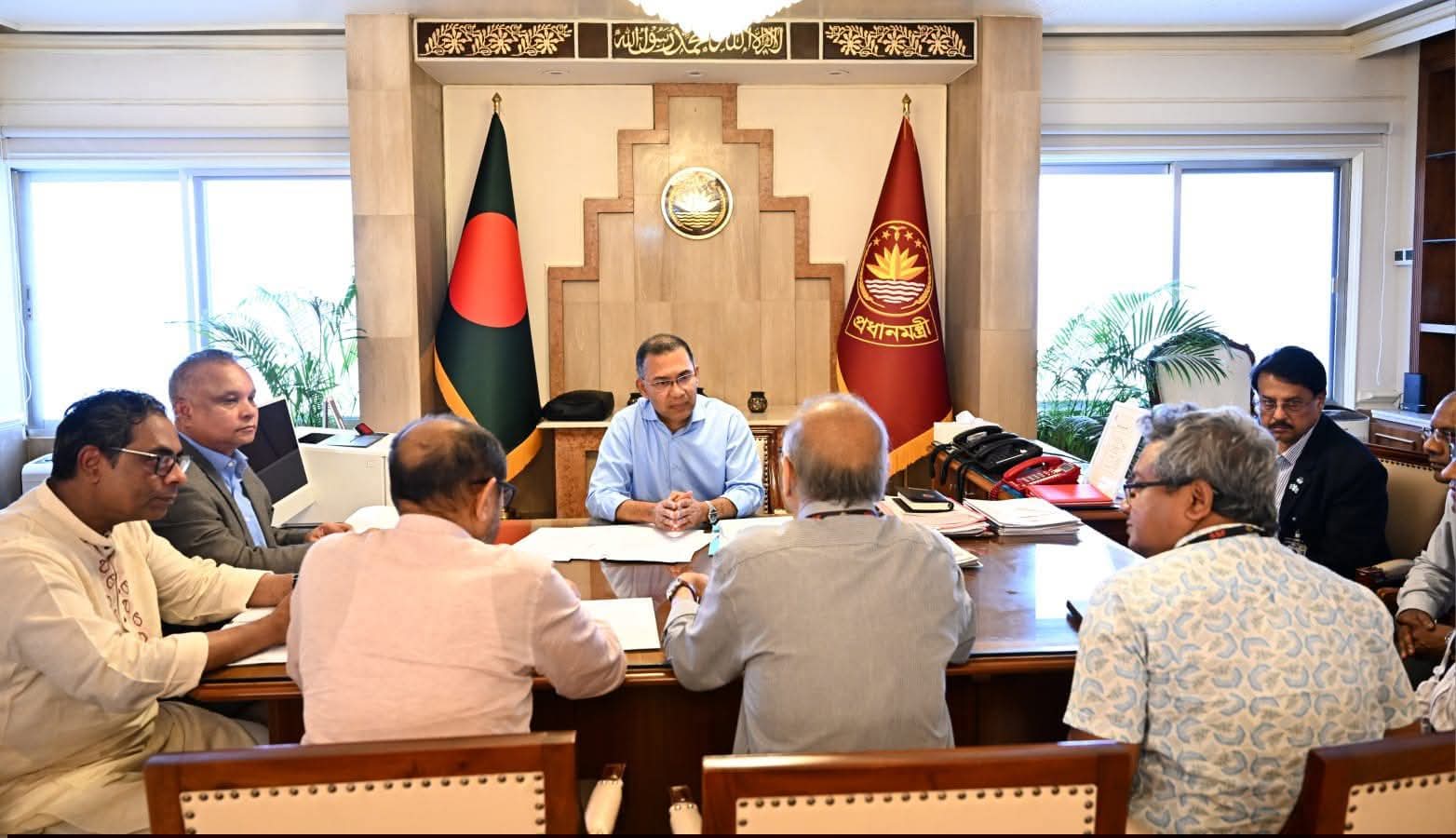 আজ শনিবার (০৬ জুন ২০২৬) সকালে রাজধানীর তেজগাঁওস্থ প্রধানমন্ত্রীর কার্যালয়ে মাননীয় প্রধানমন্ত্রী তারেক রহমানের সভাপতিত্বে স্বাস্থ্য মন্ত্রণালয়ের জন্য দেশীয় প্রযুক্তিতে অ্যাম্বুলেন্স নির্মাণ ও সরবরাহ কার্যক্রম সংক্রান্ত সভা অনুষ্ঠিত হয়