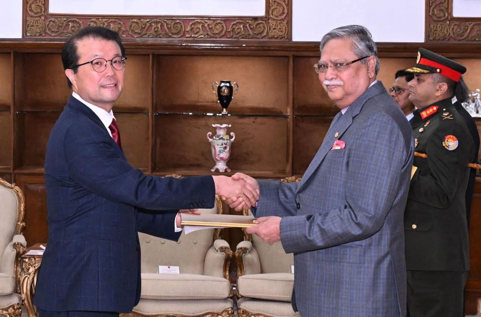 রাষ্ট্রপতি মোঃ শাহাবুদ্দিনের নিকট আজ ঢাকায় বঙ্গভবনে রিপাবলিক অব কোরিয়ার নবনিযুক্ত রাষ্ট্রদূত কিম জি-জুন মঙ্গলবার ৯জুন ২০২৬ পরিচয় পত্র পেশ করেন