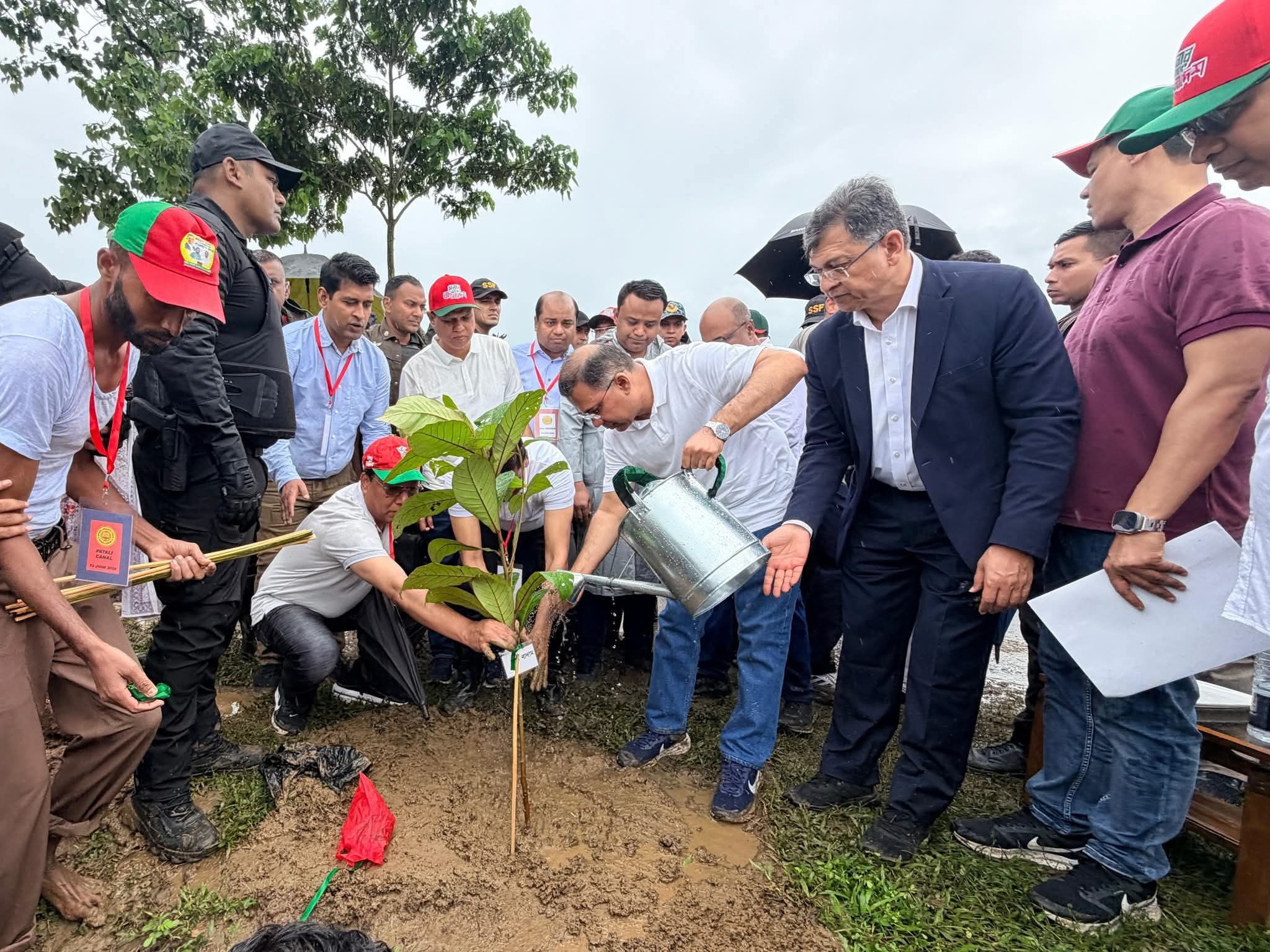 পরিবেশ রক্ষা ও জলবায়ু সহনশীলতা জোরদারে বর্তমান সরকারের অন্যতম নির্বাচনী অঙ্গীকার ‘দেশব্যাপী নদী-নালা-খাল, জলাধার খনন ও পুনঃখনন’ কার্যক্রমের অংশ হিসেবে আজ শনিবার (১৩ জুন ২০২৬) কক্সবাজার সদরের পিএমখালীতে ‘পাতলী খাল পুনঃখনন’-এর শুভ উদ্বোধন করেন  প্রধানমন্ত্রী তারেক রহমান