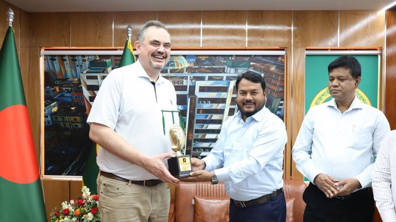 “পদ্মা থেকে পাহাড়পুর—রাজশাহীর ইতিহাস ও প্রাণশক্তি সত্যিই অসাধারণ। উষ্ণ অভ্যর্থনার জন্য প্রশাসক মাহফুজুর রহমান রিটন এবং সংশ্লিষ্ট সবাইকে ধন্যবাদ। আমাদের সহযোগিতা আরও জোরদার করার প্রত্যাশা করছি।” – রাষ্ট্রদূত ক্রিস্টেনসেন