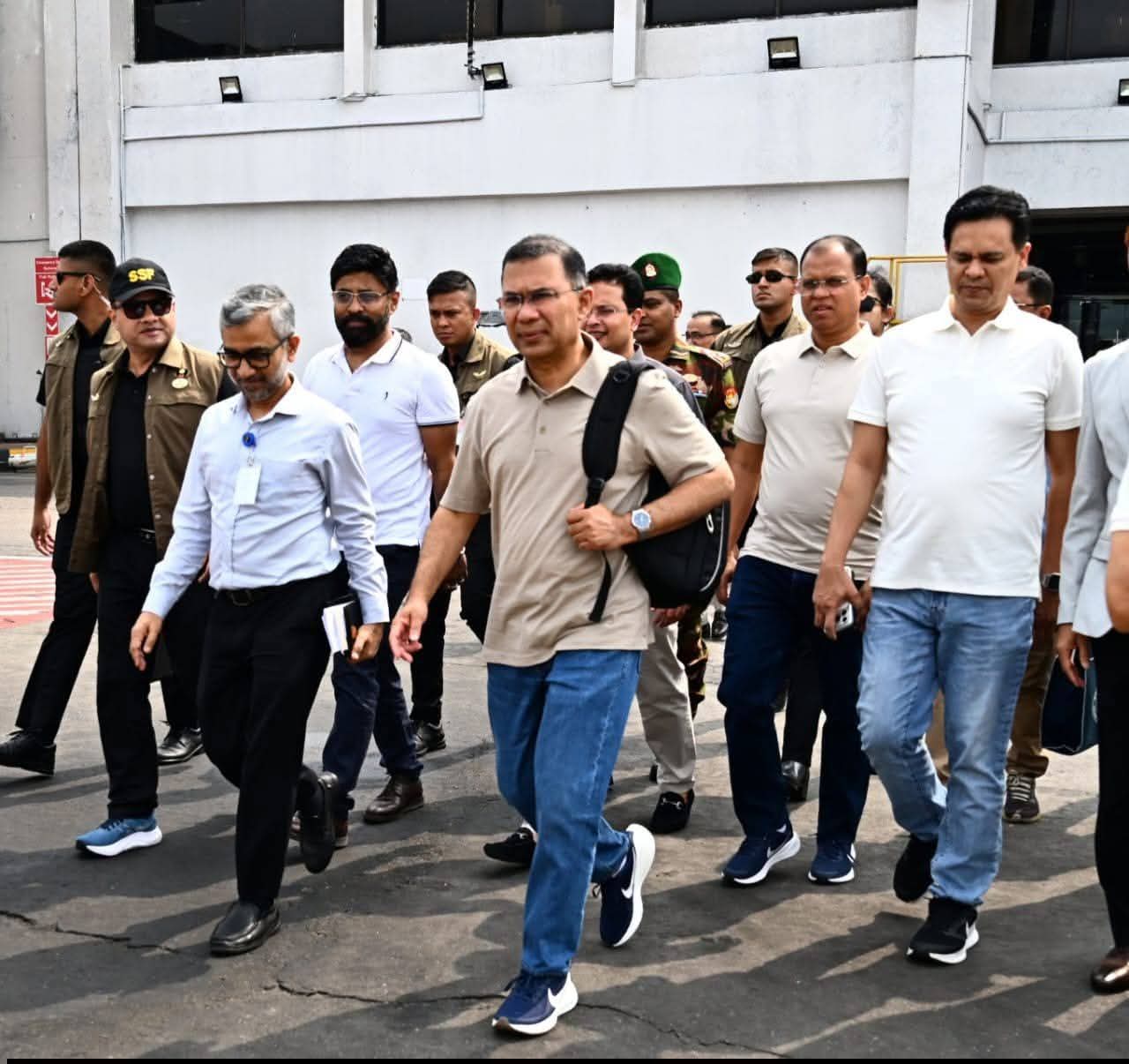 জনতার স্পন্দন ধারণ করে এবং দেশ গড়ার পরিকল্পনা বাস্তবায়নের অদম্য অঙ্গীকার নিয়ে মৌলভীবাজারের পথে রওনা হয়েছেন১৭ জুন ২০২৬, বুধবার প্রধানমন্ত্রী তারেক রহমান