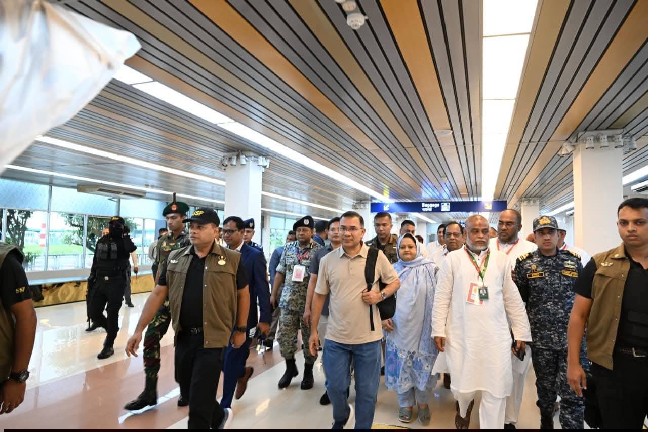 প্রধানমন্ত্রী তারেক রহমান মৌলভীবাজার সফর উপলক্ষে আজ বুধবার (১৭ জুন ২০২৬) সকালে ঢাকার হযরত শাহজালাল আন্তর্জাতিক বিমানবন্দর থেকে আকাশপথে সিলেটের ওসমানী আন্তর্জাতিক বিমানবন্দরে পৌঁছান। পরে তিনি সড়কপথে মৌলভীবাজারের শ্রীমঙ্গল উপজেলার উদ্দেশে যাত্রা করেন