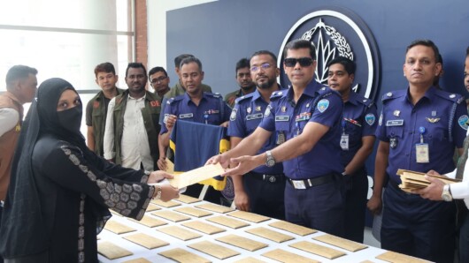 চট্টগ্রাম জেলা পুলিশের অনন্য সাফল্য: উদ্ধার হওয়া ১০১টি মোবাইল প্রকৃত মালিকদের হস্তান্তর