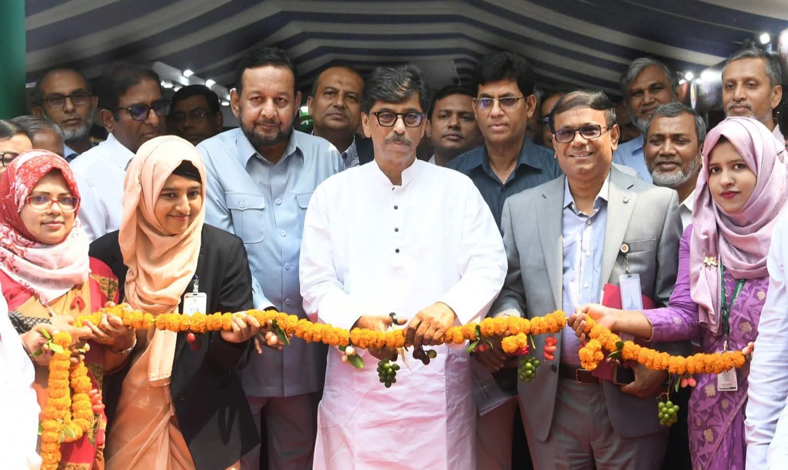 আজ কৃষি এবং মৎস্য ও প্রাণিসম্পদ মন্ত্রী জনাব মোহাম্মদ আমিন উর রশিদ রাজধানীর কেআইবি প্রাঙ্গণে জাতীয় ফল মেলা ২০২৬ উদ্বোধন করেন এবং এ উপলক্ষ্যে আয়োজিত সেমিনারে প্রধান অতিথি হিসেবে বক্তব্য প্রদান করেন