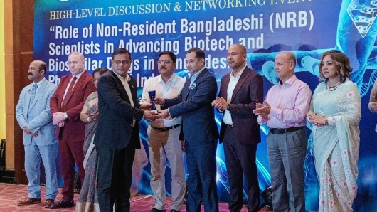 গ্লোবাল হেলথ সামিট ২০২৬: তথ্য ও সম্প্রচার প্রতিমন্ত্রীর হাত থেকে বিশেষ বৈশ্বিক স্বাস্থ্য পুরস্কার পেলেন অ্যারিস্টোফার্মার জেনারেল ম্যানেজার ড. আব্দুল হক