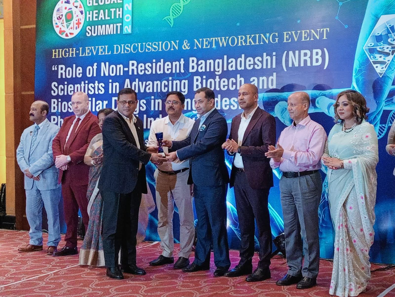 গ্লোবাল হেলথ সামিট ২০২৬: তথ্য ও সম্প্রচার প্রতিমন্ত্রীর হাত থেকে বিশেষ বৈশ্বিক স্বাস্থ্য পুরস্কার পেলেন অ্যারিস্টোফার্মার জেনারেল ম্যানেজার ড. আব্দুল হক