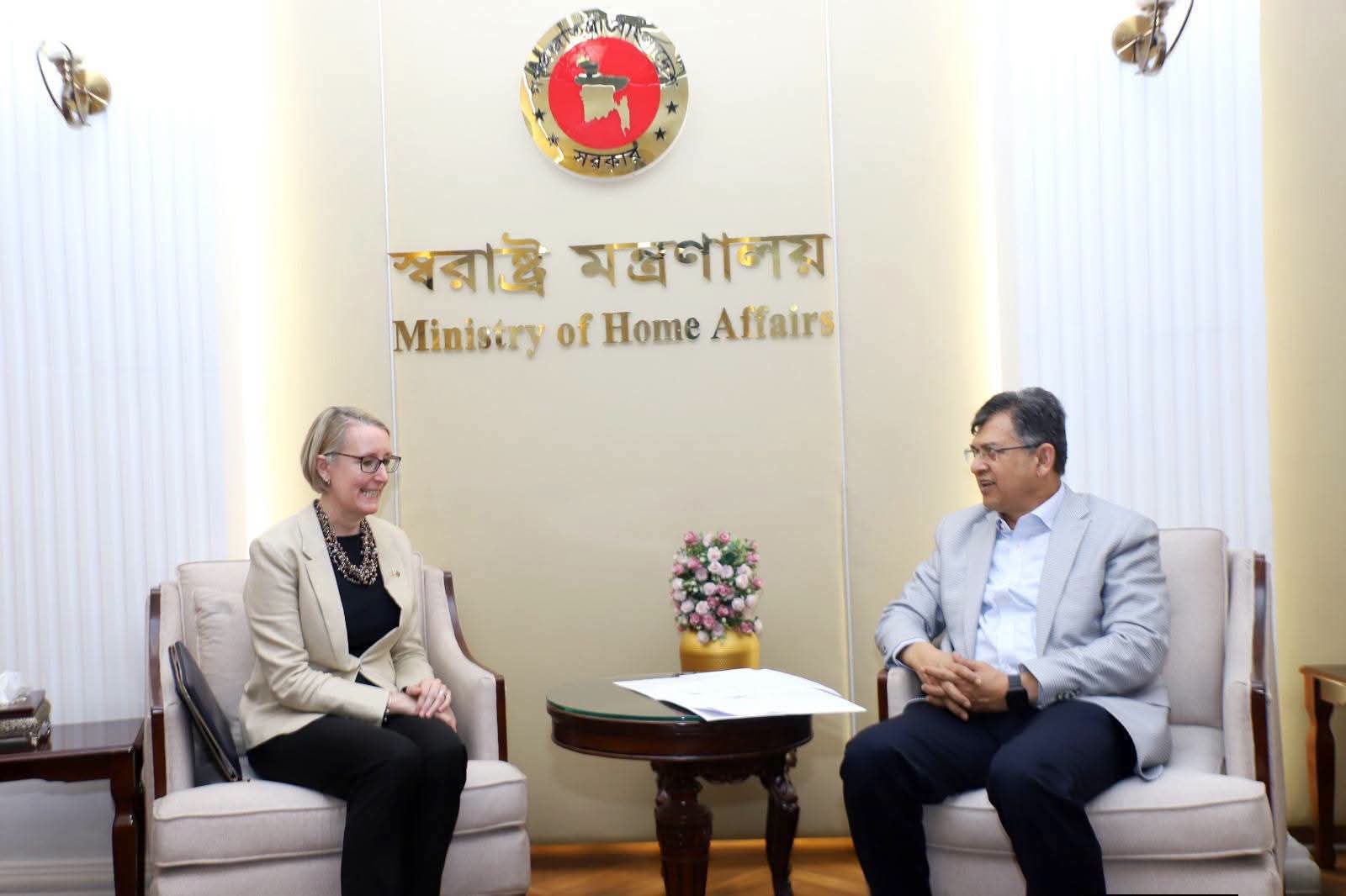 স্বরাষ্ট্রমন্ত্রীর সঙ্গে যুক্তরাজ্যের হাইকমিশনারের সৌজন্য সাক্ষাৎ