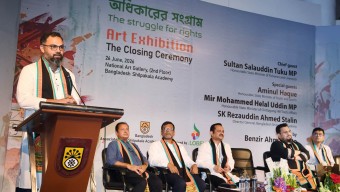 যুব ও ক্রীড়া প্রতিমন্ত্রী মোঃ আমিনুল হক আজ ঢাকায় বাংলাদেশ শিল্পকলা একাডেমির ন্যাশনাল আর্ট গ্যালারিতে ‘অধিকারের সংগ্রাম’ শিরোনামে আয়োজিত চিত্রকর্ম প্রদর্শনীর সমাপনী দিনে গ্যালারির বিভিন্ন শিল্পকর্ম ঘুরে দেখেন। এসময় ভূমি ও পার্বত্য চট্টগ্রাম বিষয়ক প্রতিমন্ত্রী মীর মোহাম্মদ হেলাল উদ্দীন উপস্থিত ছিলেন।