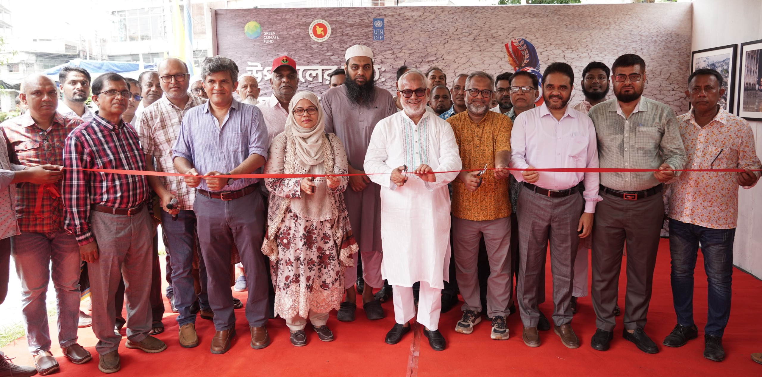 উপকূলীয় জলবায়ু সহনশীলতায় নারীদের জীবনসংগ্রাম ও নেতৃত্ব নিয়ে খুলনায় আলোকচিত্র প্রদর্শনী