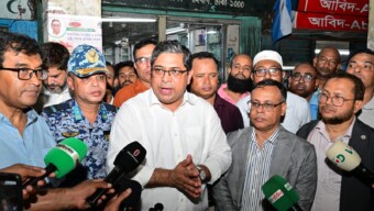 ​যত্রতত্র ময়লা ফেলা বন্ধে শাহবাগে স্থানীয় সরকার প্রতিমন্ত্রীর ঝটিকা অভিযান: ডাস্টবিন বিতরণ ও জরিমানা