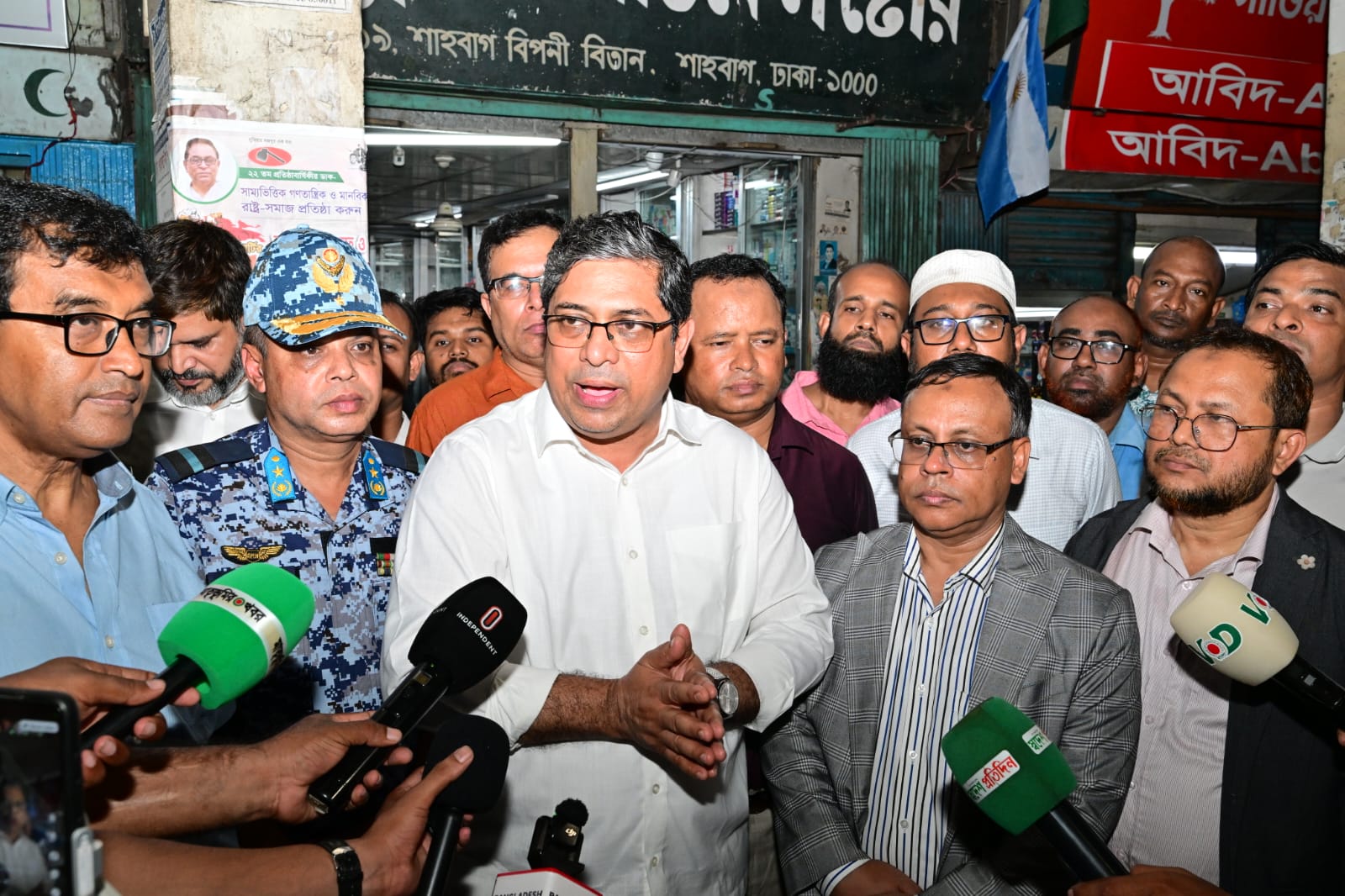 ​যত্রতত্র ময়লা ফেলা বন্ধে শাহবাগে স্থানীয় সরকার প্রতিমন্ত্রীর ঝটিকা অভিযান: ডাস্টবিন বিতরণ ও জরিমানা
