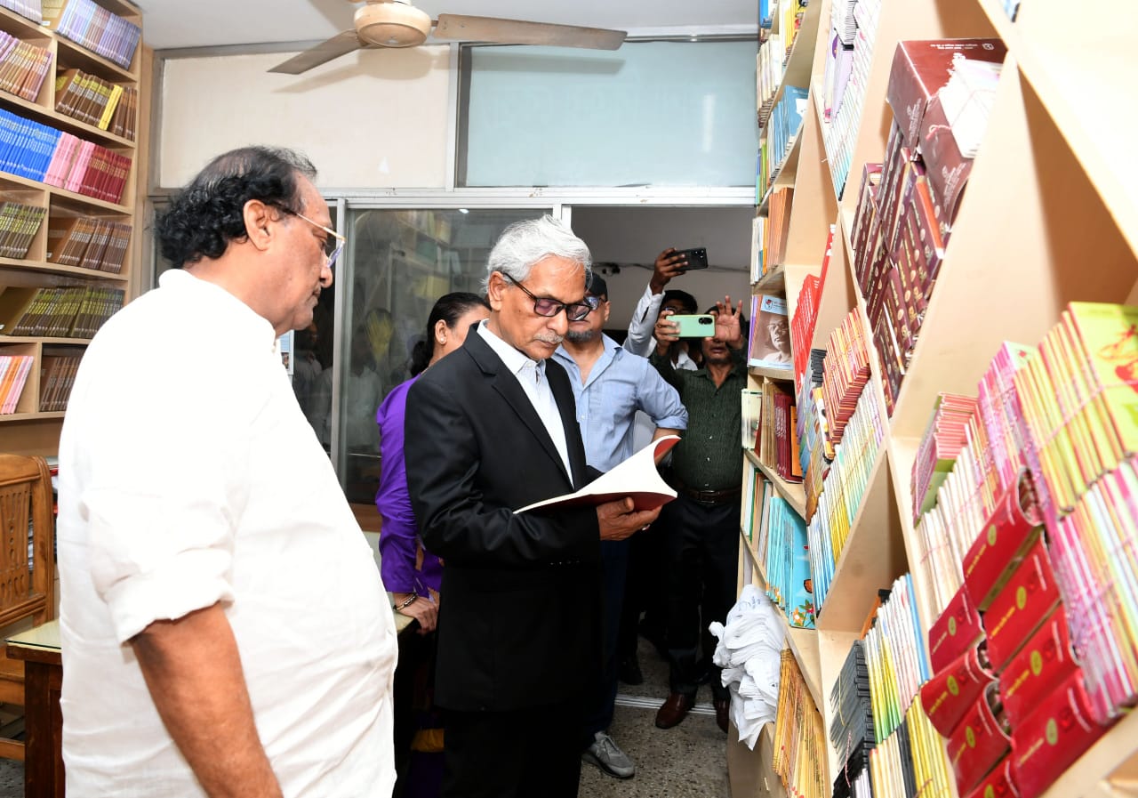 কবি নজরুল ইনস্টিটিউট পরিদর্শনে সংস্কৃতি মন্ত্রী ও প্রতিমন্ত্রী: নজরুলের সাহিত্য বিশ্বময় ছড়িয়ে দিতে উচ্চপর্যায়ের অনুবাদ কমিটি গঠন