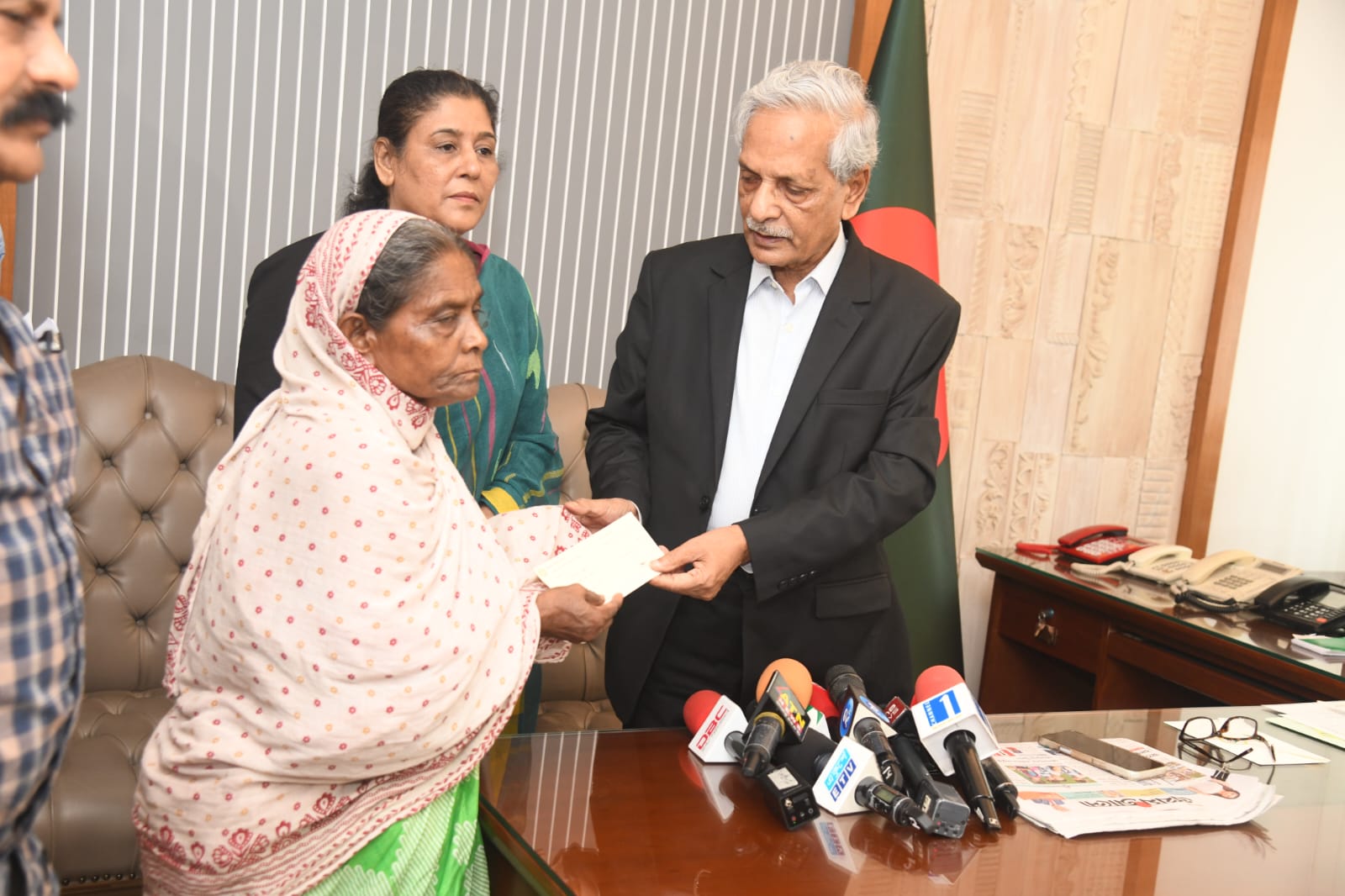 লাইলী বাউলের পাশে সংস্কৃতি বিষয়ক মন্ত্রণালয়: ৩ লক্ষ টাকার আর্থিক অনুদান প্রদান
