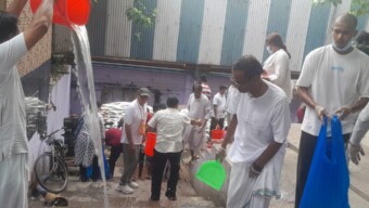 কলকাতা ইসকনের উদ্যোগে বাবুঘাট গঙ্গা তীর পরিষ্কার ও পরিচ্ছন্নতার অভিযান চালালেন