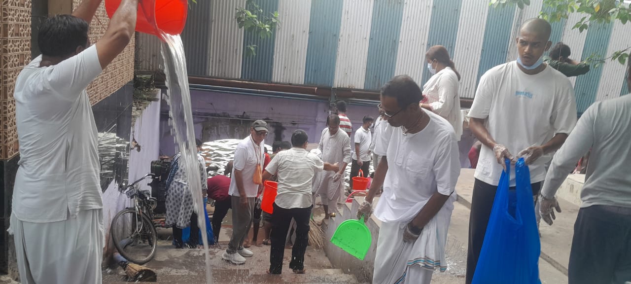 কলকাতা ইসকনের উদ্যোগে বাবুঘাট গঙ্গা তীর পরিষ্কার ও পরিচ্ছন্নতার অভিযান চালালেন