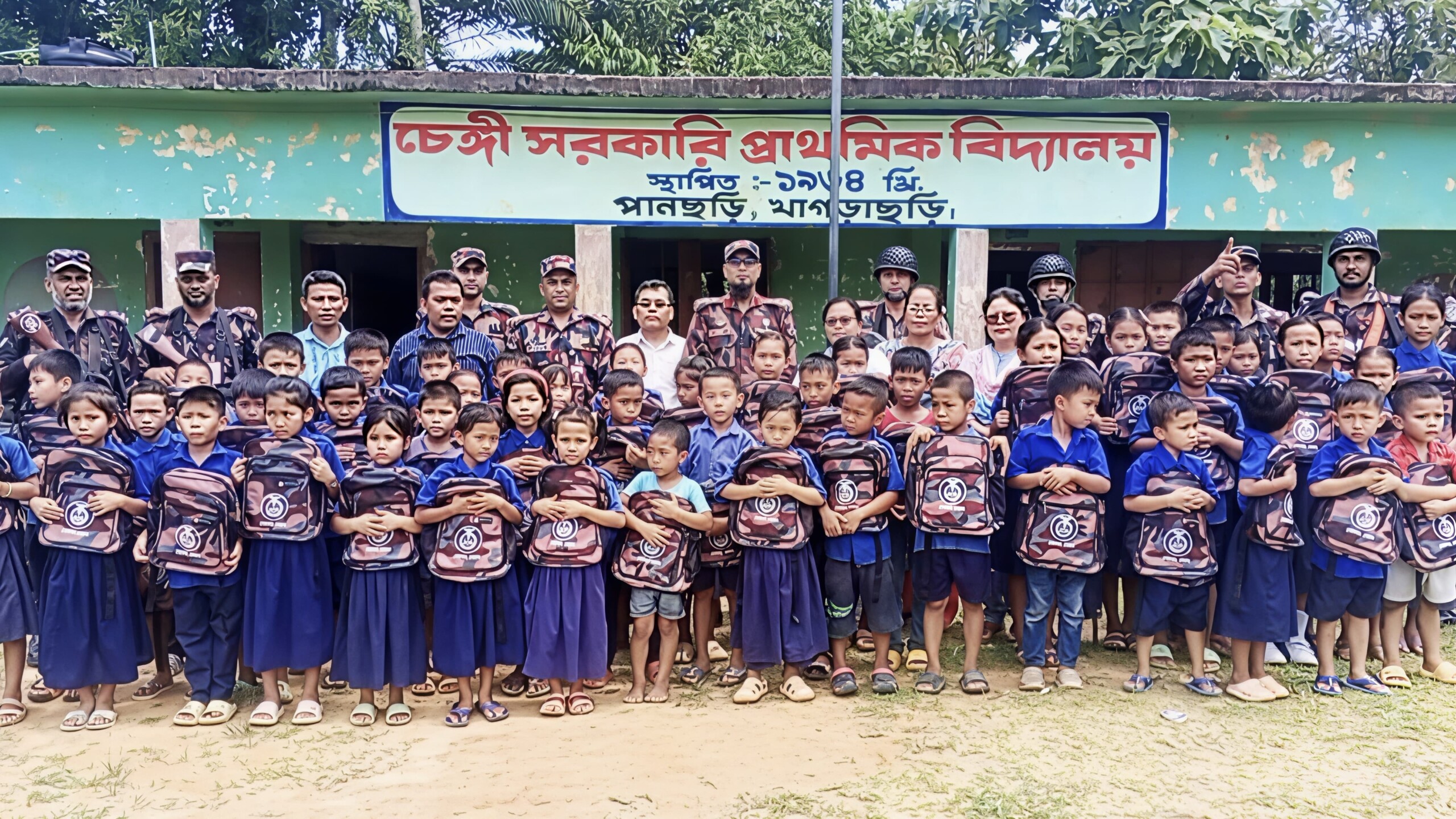 পাহাড়ি জনপদে বিজিবির অনন্য উদ্যোগ: লোগাং জোনের উদ্যোগে শিক্ষার্থীদের মাঝে স্কুল ব্যাগ বিতরণ