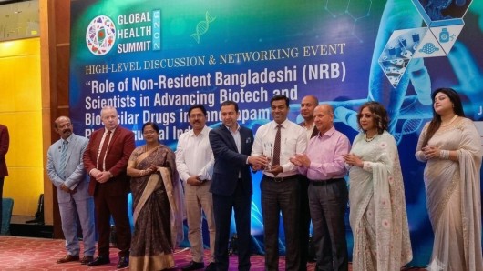 তথ্য ও সম্প্রচার প্রতিমন্ত্রী ইয়াসের খান চৌধুরীর হাত থেকে বীকন-এর মাহমুদুল হক পল্লবের বিশেষ বৈশ্বিক স্বাস্থ্য পুরস্কার গ্রহণ