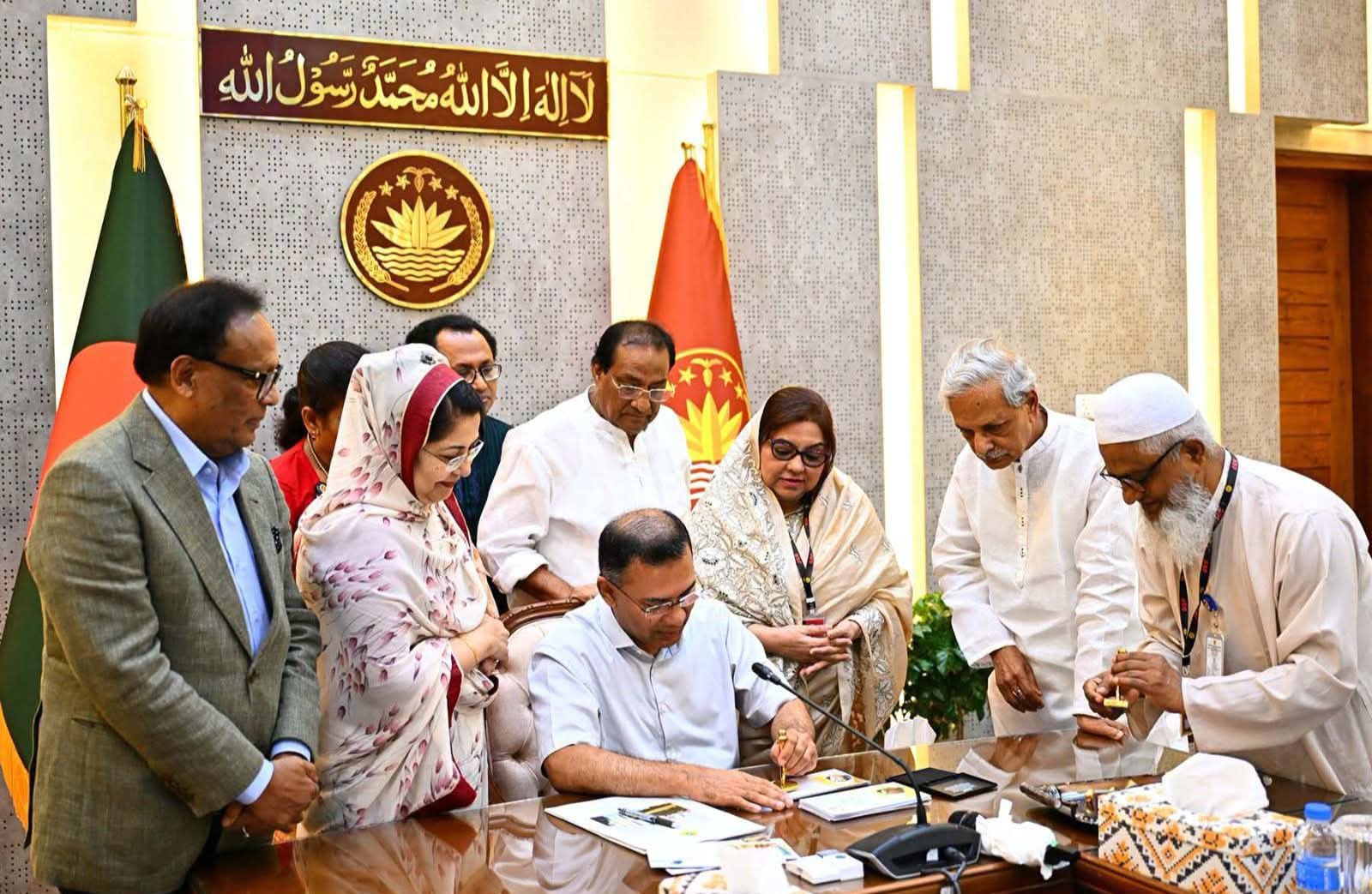 প্রধানমন্ত্রী তারেক রহমান আজ ঢাকায় বাংলাদেশ সচিবালয়ে মন্ত্রিপরিষদ বিভাগের সভাকক্ষে ‘নজরুল বর্ষ ২০২৬-২০২৭’ এর লোগো এবং স্মারক ডাকটিকিট বৃহস্পতিবার, ২ জুলাই ২০২৬ উন্মোচন করেন