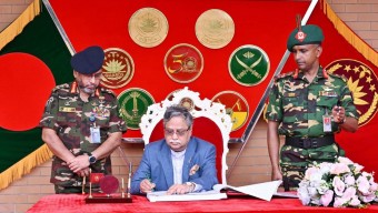 রাষ্ট্রপতি মোঃ সাহাবুদ্দিন আজ (রবিবার, ৫ জুলাই ২০২৬) ঢাকা সেনানিবাসে প্রেসিডেন্ট গার্ড রেজিমেন্টের সদর দপ্তরে কোয়ার্টার গার্ড পরিদর্শন শেষে পরিদর্শন বইয়ে স্বাক্ষর করেন